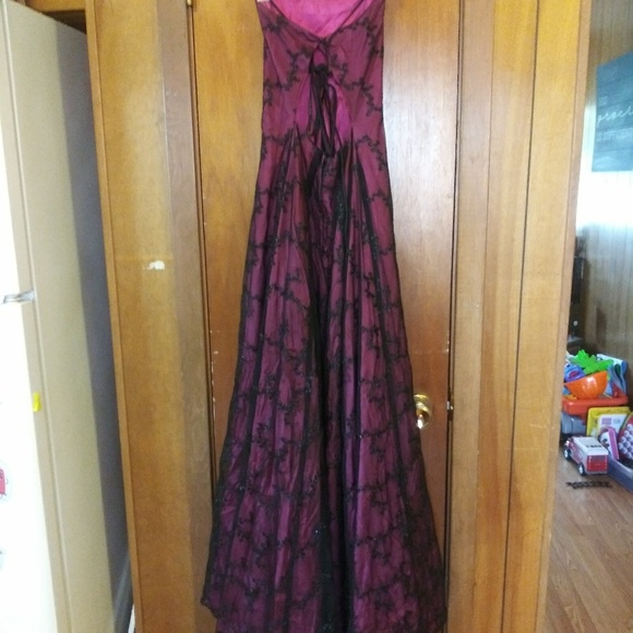 L.A.Glo black lace with maroon petticoat - Picture 2 of 3